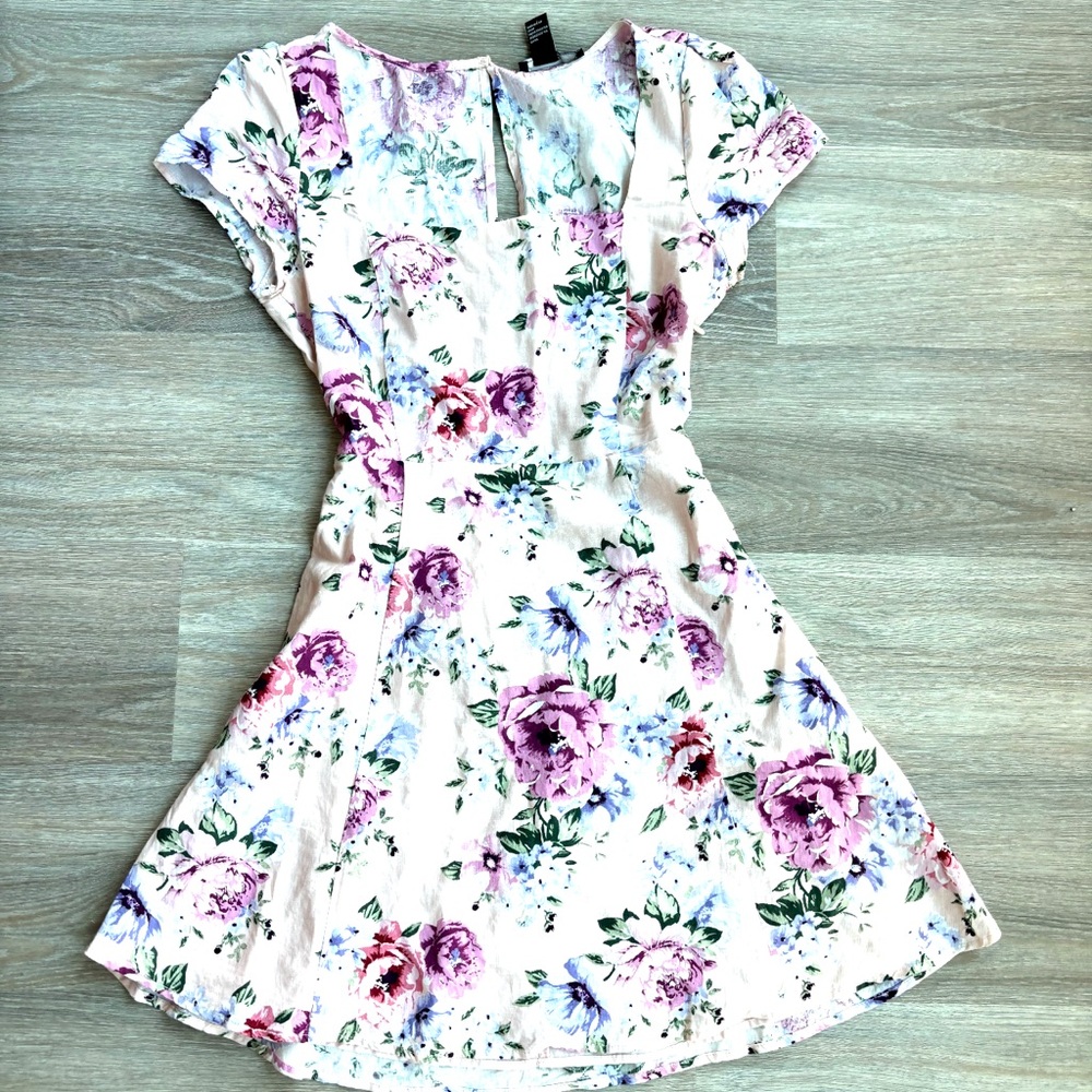 Forever 21 Floral Print Open Back Dress. Size M. Excellent condition.